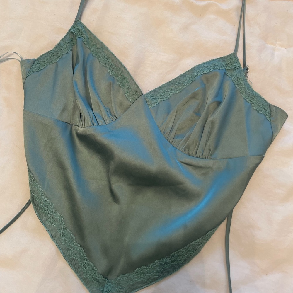 American threads open toe back lace detail top